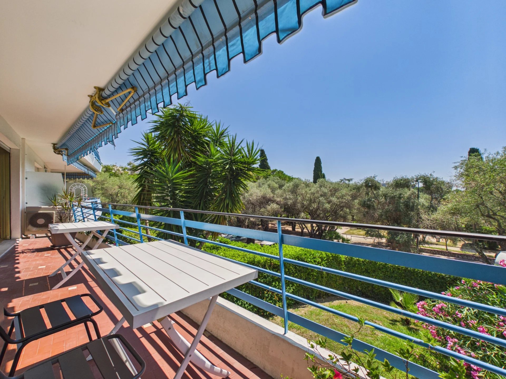 071f1fe61207bc3269c3c364d4d0bc9a_8e5a4817ba_1920-original.jpg Appartement 4 pièces d’angle avec vaste terrasse – Résidence Parc et Piscine – Garage en sous-sol