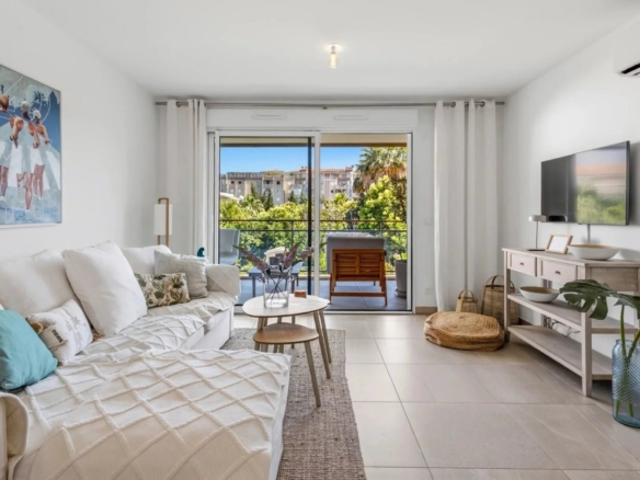 GOLFE-JUAN : Appartement moderne 3 pièces avec piscine et double garage