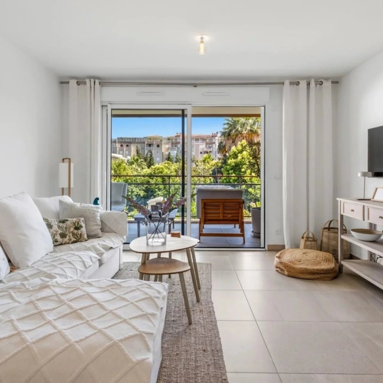 GOLFE-JUAN : Appartement moderne 3 pièces avec piscine et double garage