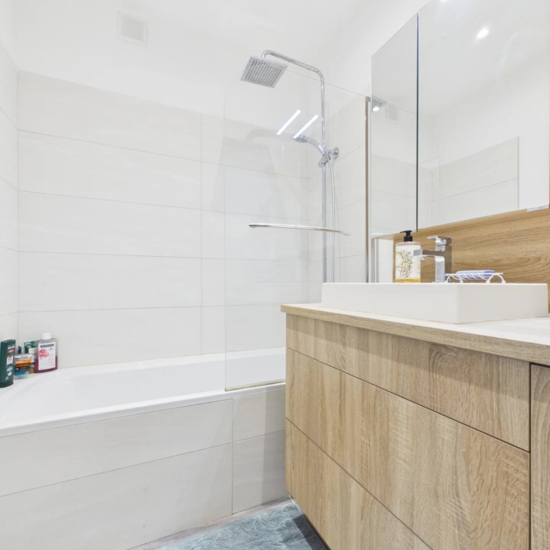Appartement 4 pièces d’angle avec vaste terrasse – Résidence Parc et Piscine – Garage en sous-sol