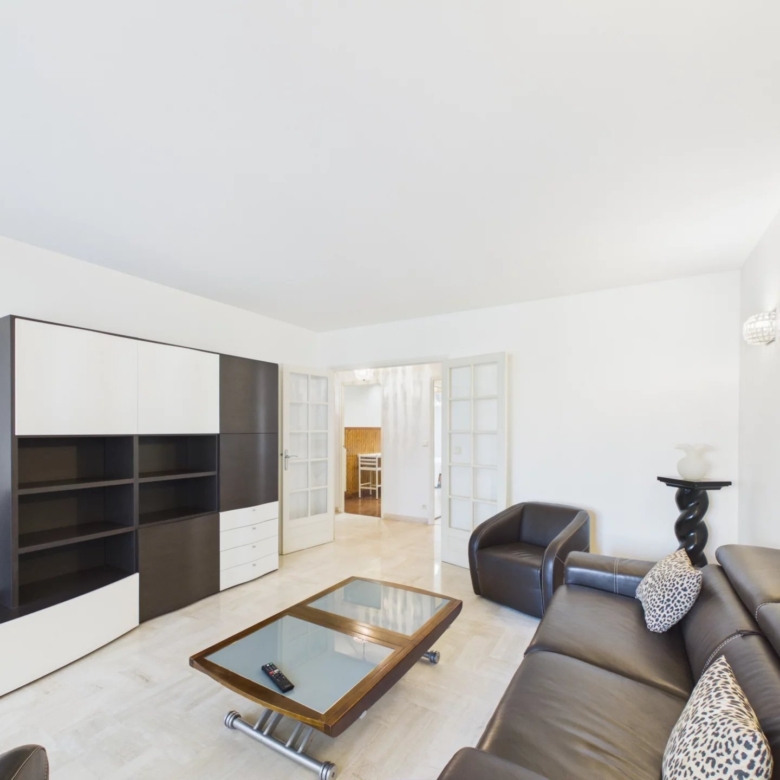 APPARTEMENT 52 M² TRAVERSANT AVEC BALCON ET LOGGIA – PROCHE PLAGES ET COMMODITÉS