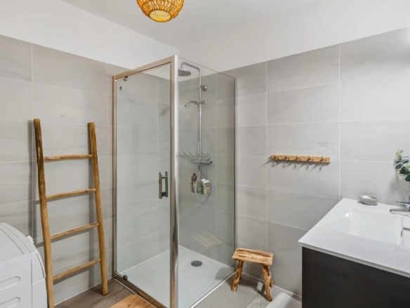 GOLFE-JUAN : Appartement moderne 3 pièces avec piscine et double garage
