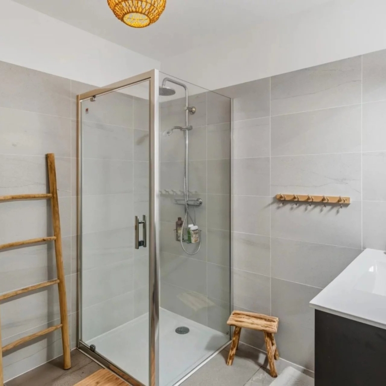 GOLFE-JUAN : Appartement moderne 3 pièces avec piscine et double garage