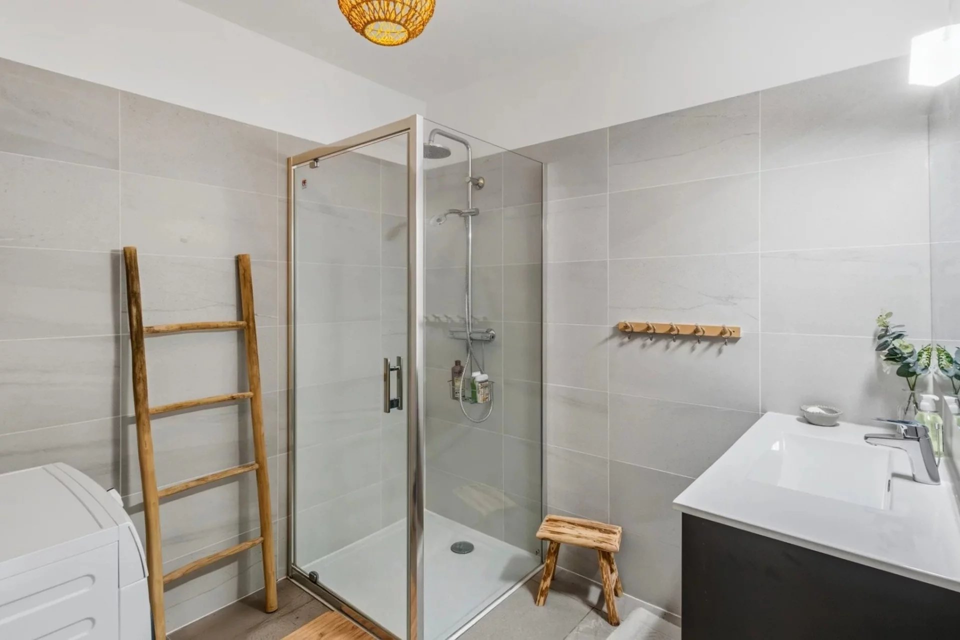 0d68631113f5de97b83bade50828deb4_83e2a147cf_1920-original.jpg GOLFE-JUAN : Appartement moderne 3 pièces avec piscine et double garage
