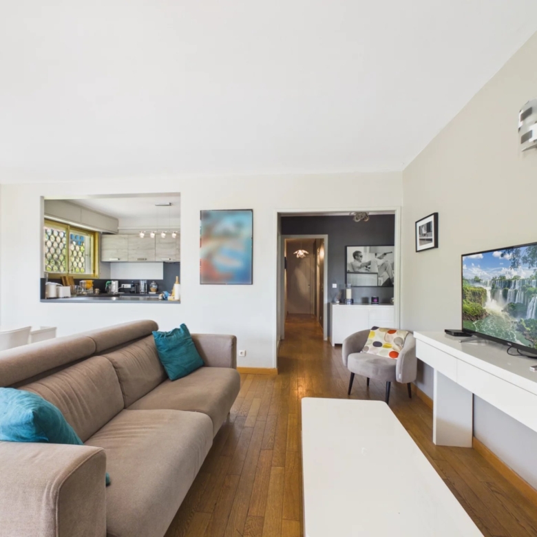 Appartement 4 pièces d’angle avec vaste terrasse – Résidence Parc et Piscine – Garage en sous-sol