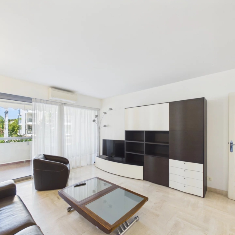 APPARTEMENT 52 M² TRAVERSANT AVEC BALCON ET LOGGIA – PROCHE PLAGES ET COMMODITÉS