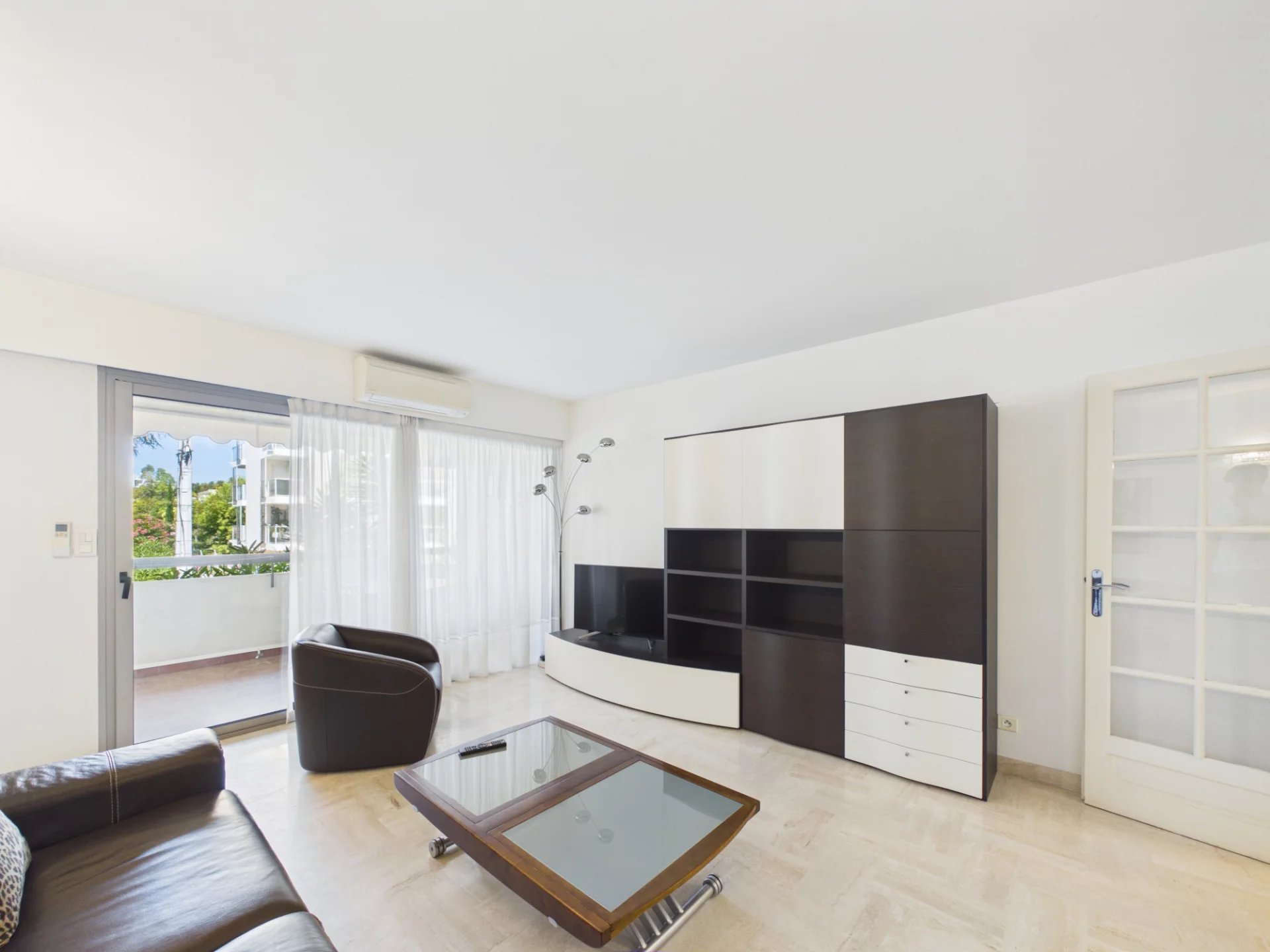 APPARTEMENT 52 M² TRAVERSANT AVEC BALCON ET LOGGIA – PROCHE PLAGES ET COMMODITÉS - Tanit Immobilier