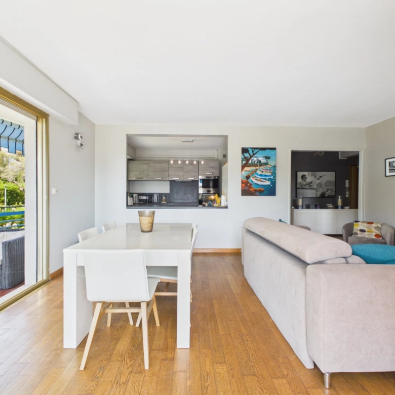 Appartement 4 pièces d’angle avec vaste terrasse – Résidence Parc et Piscine – Garage en sous-sol
