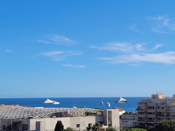 Dernier étage avec terrasse et vue mer au cœur de la Pinède