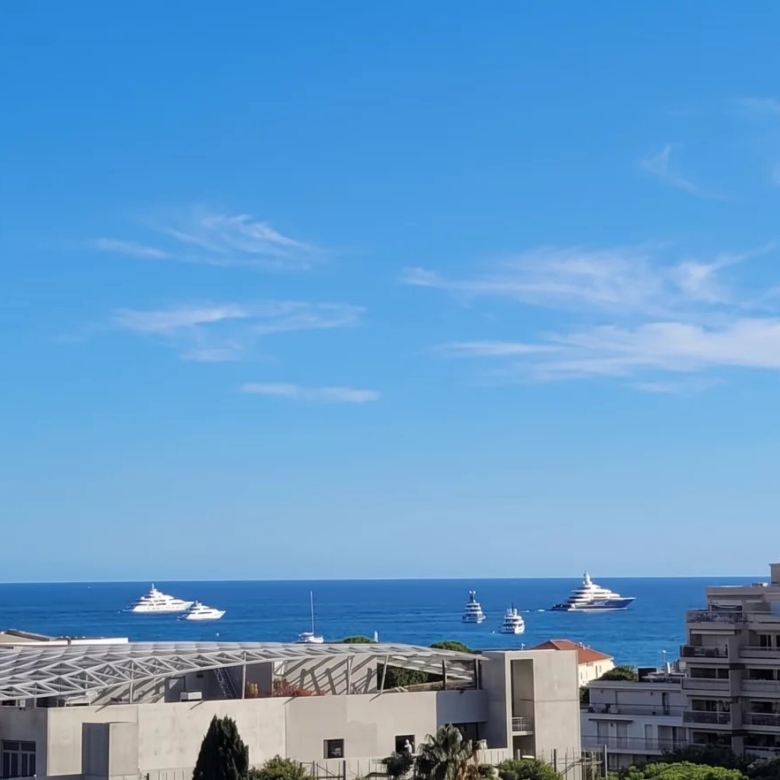 Dernier étage avec terrasse et vue mer au cœur de la Pinède