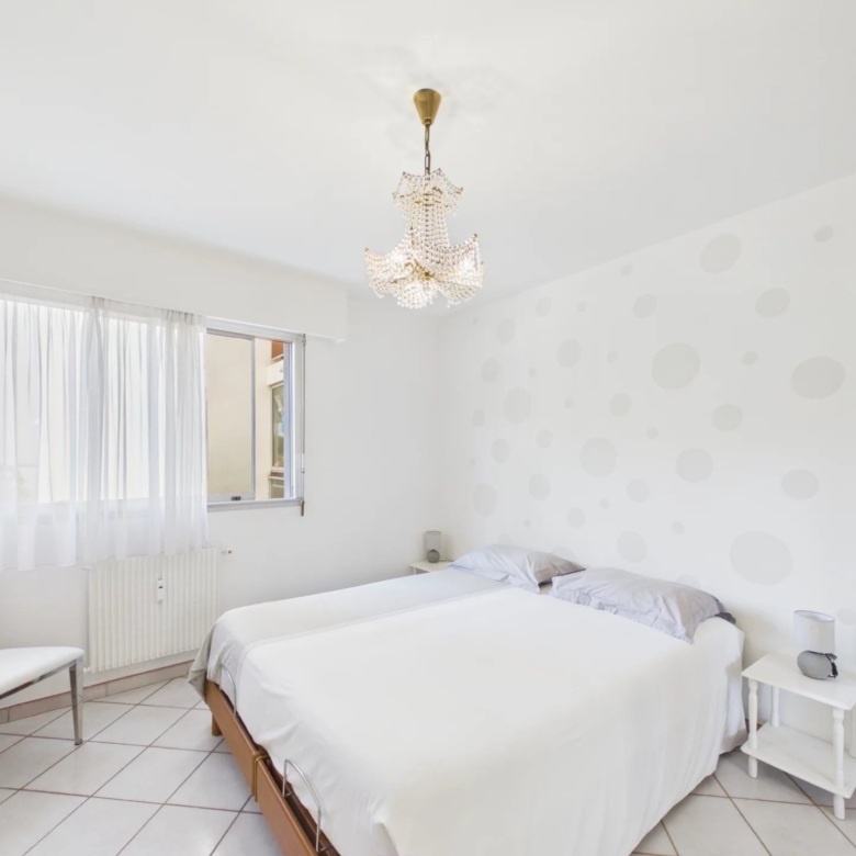 APPARTEMENT 52 M² TRAVERSANT AVEC BALCON ET LOGGIA – PROCHE PLAGES ET COMMODITÉS