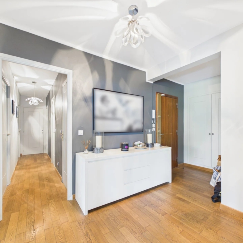 Appartement 4 pièces d’angle avec vaste terrasse – Résidence Parc et Piscine – Garage en sous-sol