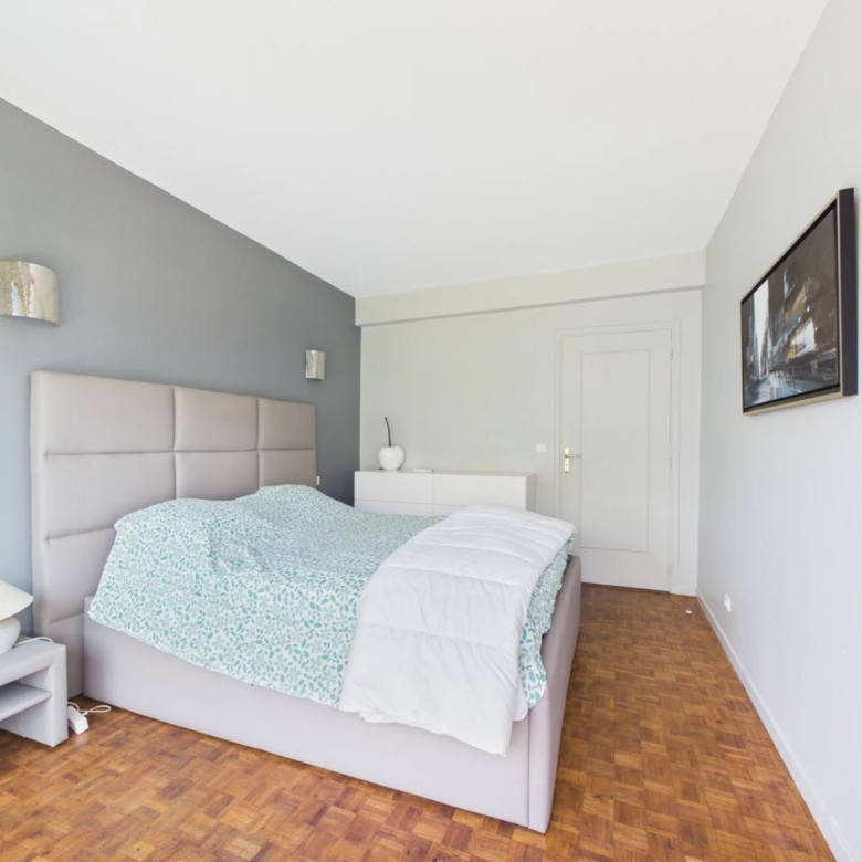 Appartement 4 pièces d’angle avec vaste terrasse – Résidence Parc et Piscine – Garage en sous-sol