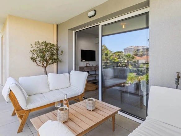 GOLFE-JUAN : Appartement moderne 3 pièces avec piscine et double garage