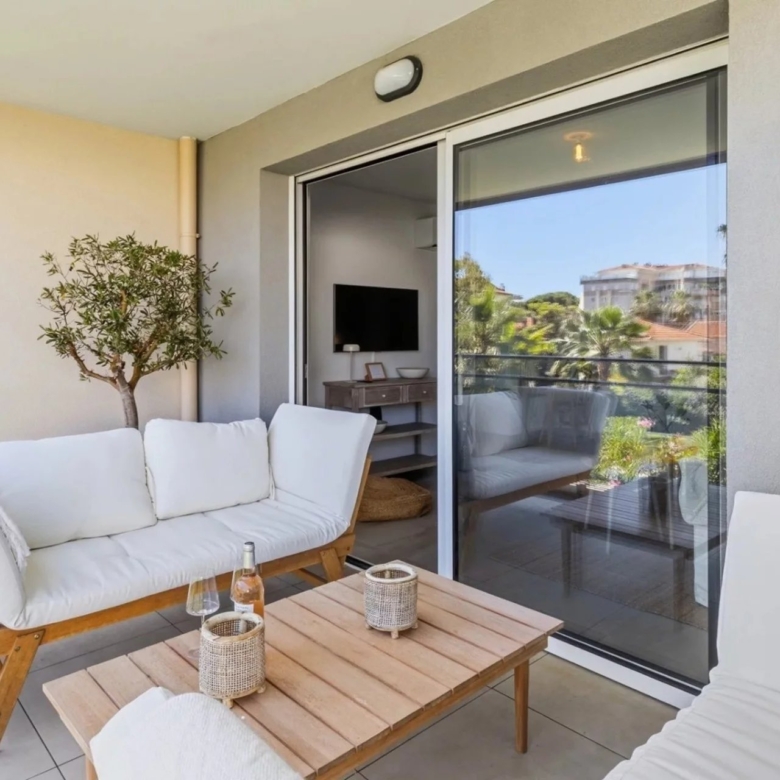 GOLFE-JUAN : Appartement moderne 3 pièces avec piscine et double garage