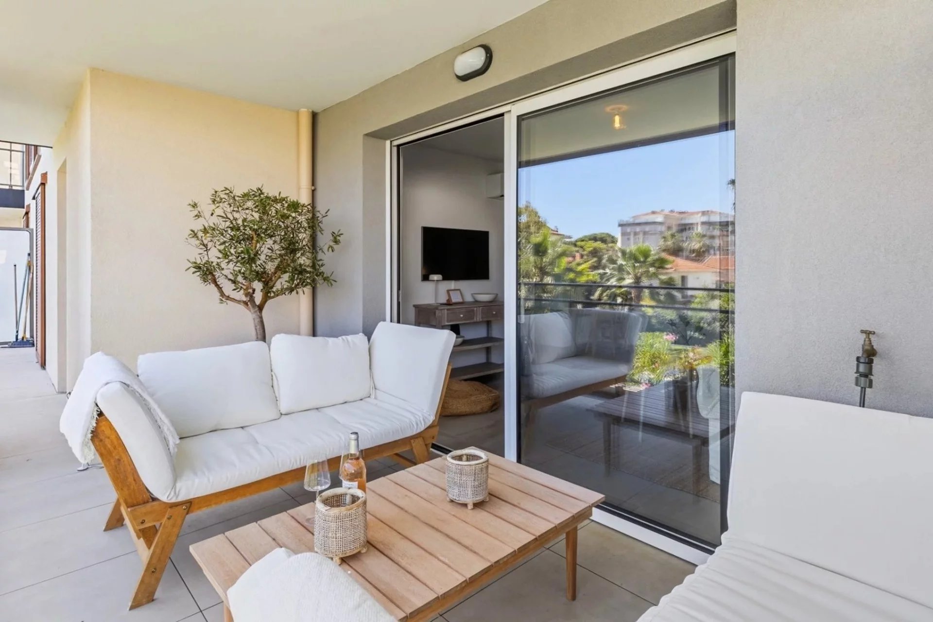 4873725d36bf4716ca5a8667870aa59c_ee3e329781_1920-original.jpg GOLFE-JUAN : Appartement moderne 3 pièces avec piscine et double garage