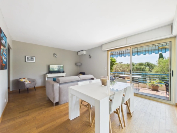 Appartement 4 pièces d’angle avec vaste terrasse – Résidence Parc et Piscine – Garage en sous-sol