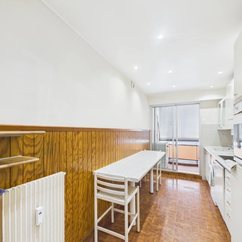 APPARTEMENT 52 M² TRAVERSANT AVEC BALCON ET LOGGIA – PROCHE PLAGES ET COMMODITÉS