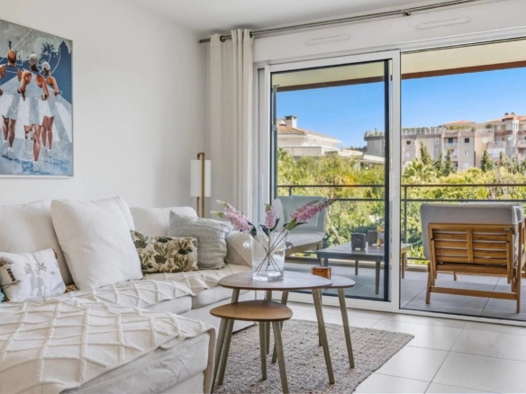 GOLFE-JUAN : Appartement moderne 3 pièces avec piscine et double garage