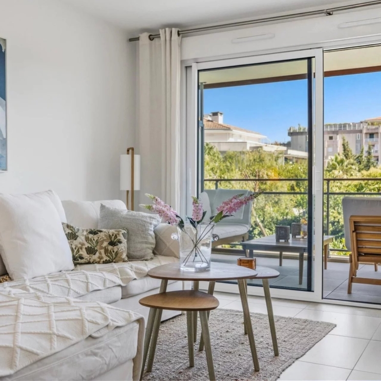 GOLFE-JUAN : Appartement moderne 3 pièces avec piscine et double garage