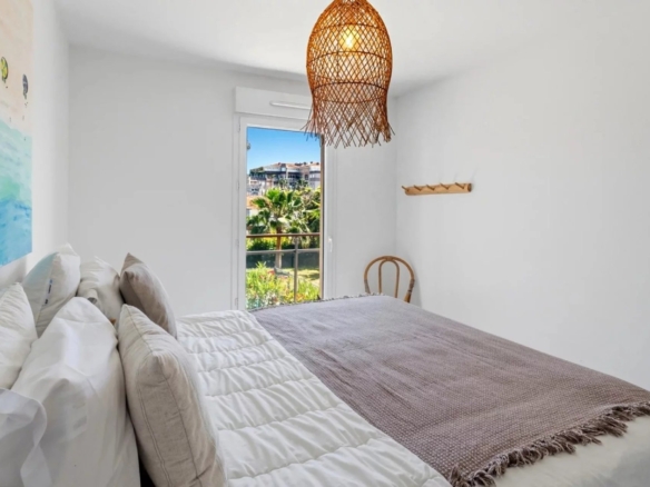 GOLFE-JUAN : Appartement moderne 3 pièces avec piscine et double garage