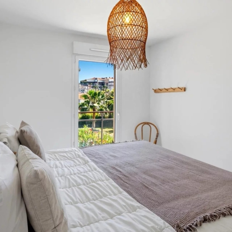 GOLFE-JUAN : Appartement moderne 3 pièces avec piscine et double garage