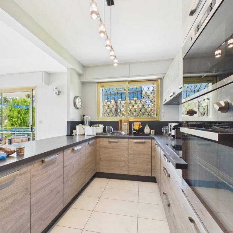 Appartement 4 pièces d’angle avec vaste terrasse – Résidence Parc et Piscine – Garage en sous-sol