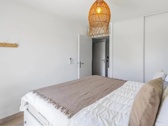 GOLFE-JUAN : Appartement moderne 3 pièces avec piscine et double garage