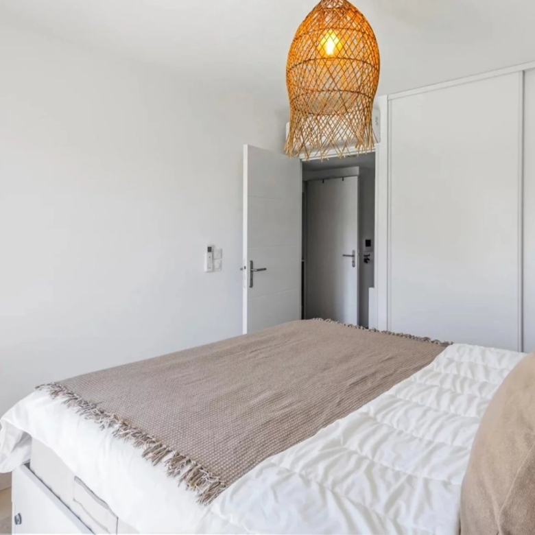 GOLFE-JUAN : Appartement moderne 3 pièces avec piscine et double garage