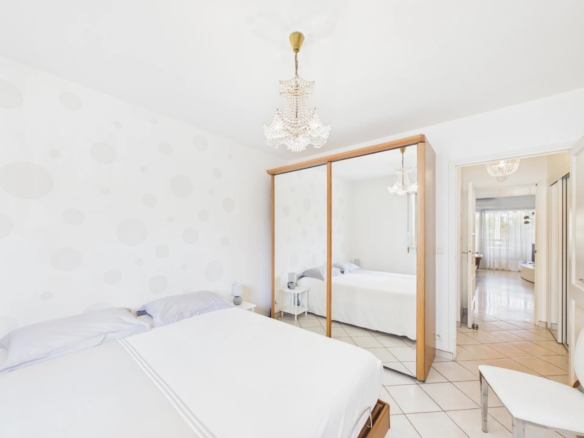 APPARTEMENT 52 M² TRAVERSANT AVEC BALCON ET LOGGIA – PROCHE PLAGES ET COMMODITÉS