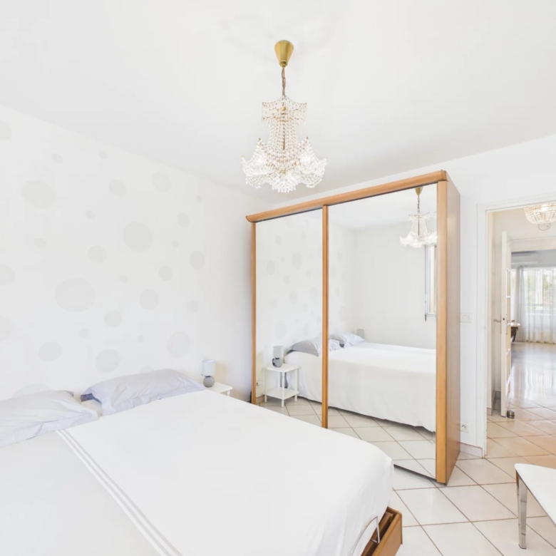 APPARTEMENT 52 M² TRAVERSANT AVEC BALCON ET LOGGIA – PROCHE PLAGES ET COMMODITÉS