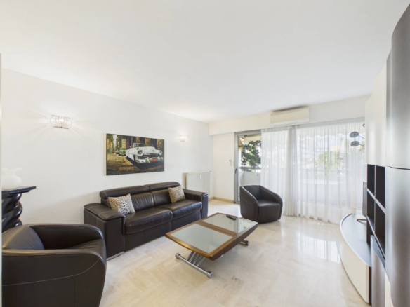 APPARTEMENT 52 M² TRAVERSANT AVEC BALCON ET LOGGIA – PROCHE PLAGES ET COMMODITÉS