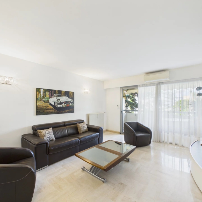 APPARTEMENT 52 M² TRAVERSANT AVEC BALCON ET LOGGIA – PROCHE PLAGES ET COMMODITÉS