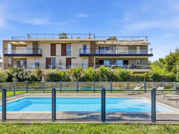 GOLFE-JUAN : Appartement moderne 3 pièces avec piscine et double garage