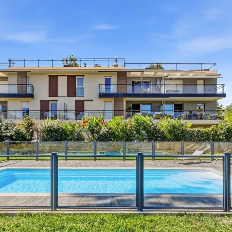 GOLFE-JUAN : Appartement moderne 3 pièces avec piscine et double garage