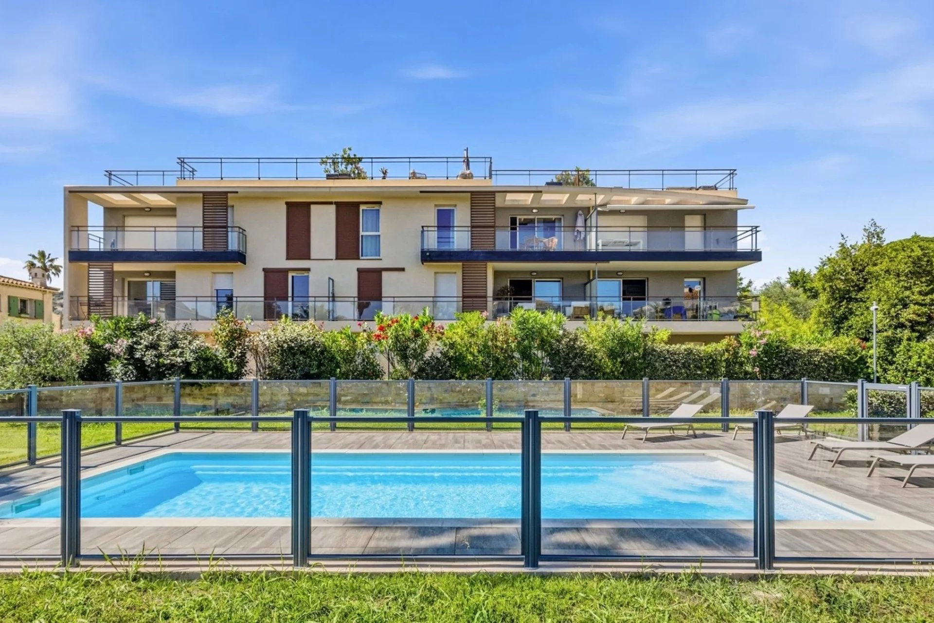 GOLFE-JUAN : Appartement moderne 3 pièces avec piscine et double garage - Tanit Immobilier