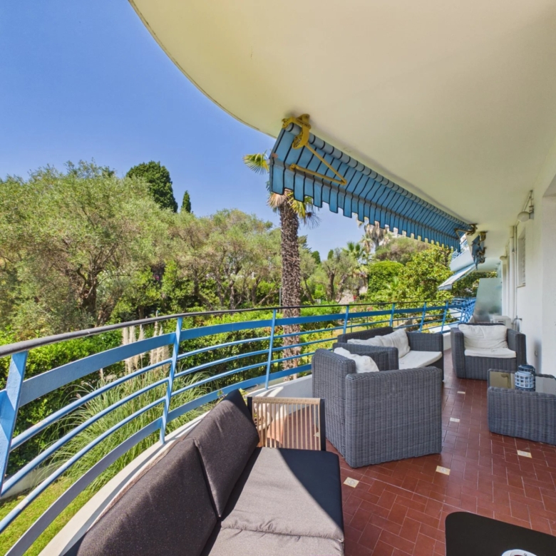 Appartement 4 pièces d’angle avec vaste terrasse – Résidence Parc et Piscine – Garage en sous-sol