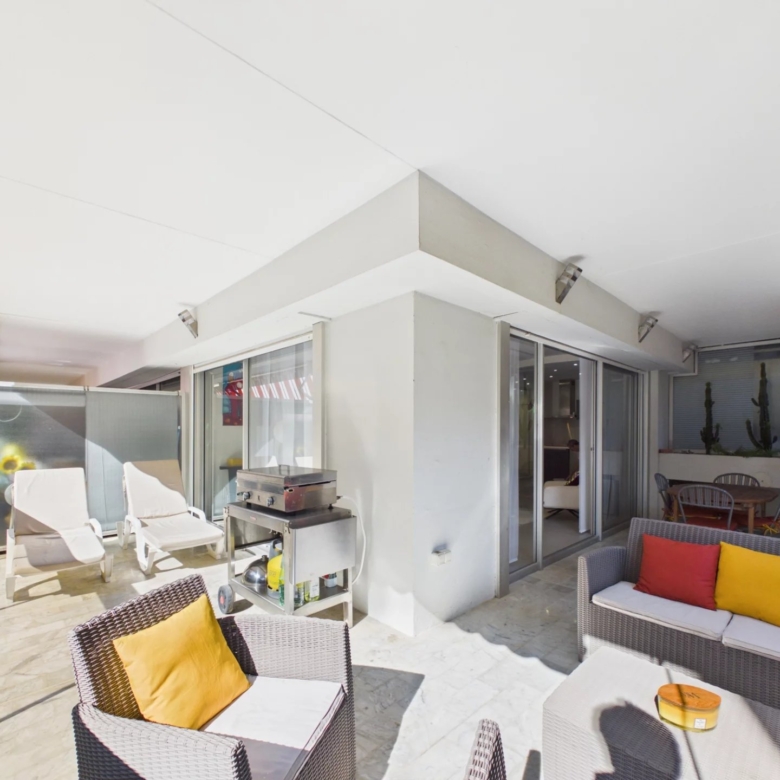 LARGE STUDIO AVEC TERRASSE DE 25 m2