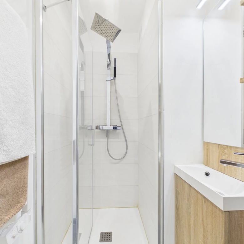 Appartement 4 pièces d’angle avec vaste terrasse – Résidence Parc et Piscine – Garage en sous-sol