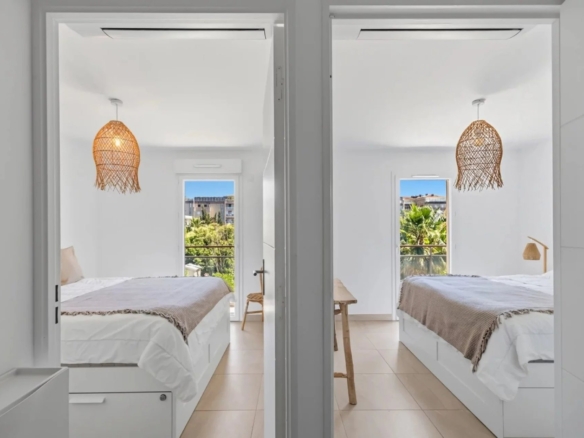 GOLFE-JUAN : Appartement moderne 3 pièces avec piscine et double garage