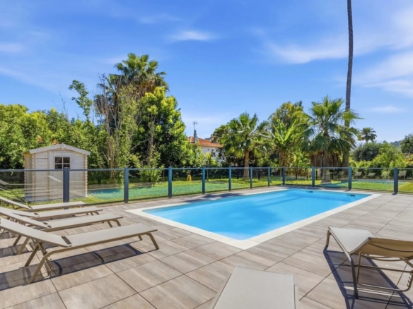 GOLFE-JUAN : Appartement moderne 3 pièces avec piscine et double garage