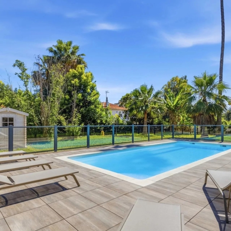 GOLFE-JUAN : Appartement moderne 3 pièces avec piscine et double garage