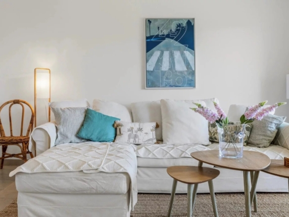 GOLFE-JUAN : Appartement moderne 3 pièces avec piscine et double garage