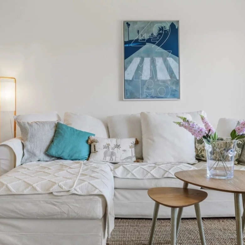 GOLFE-JUAN : Appartement moderne 3 pièces avec piscine et double garage