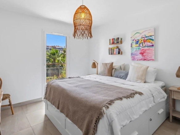 GOLFE-JUAN : Appartement moderne 3 pièces avec piscine et double garage