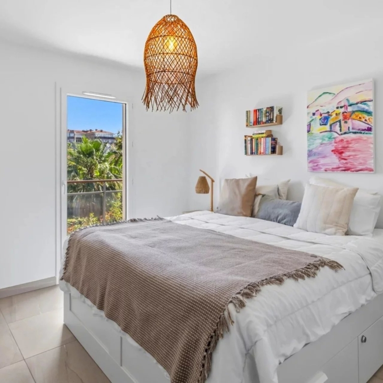 GOLFE-JUAN : Appartement moderne 3 pièces avec piscine et double garage