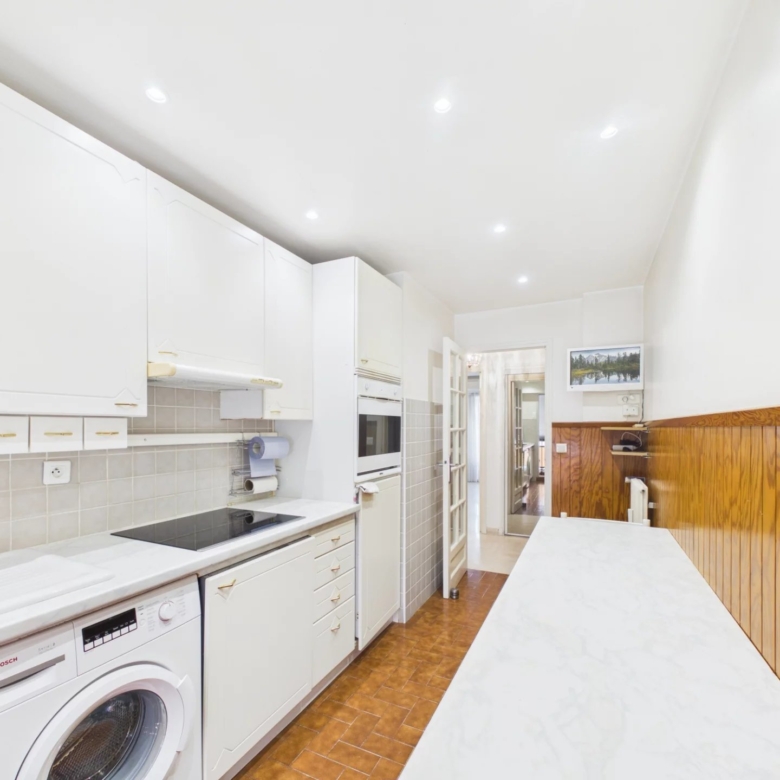 APPARTEMENT 52 M² TRAVERSANT AVEC BALCON ET LOGGIA – PROCHE PLAGES ET COMMODITÉS