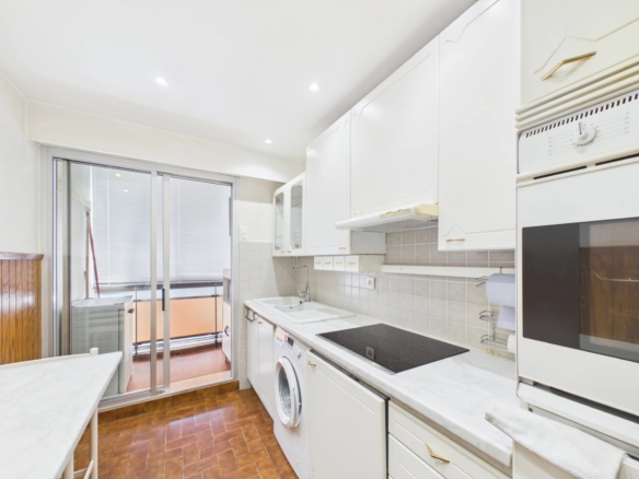 APPARTEMENT 52 M² TRAVERSANT AVEC BALCON ET LOGGIA – PROCHE PLAGES ET COMMODITÉS