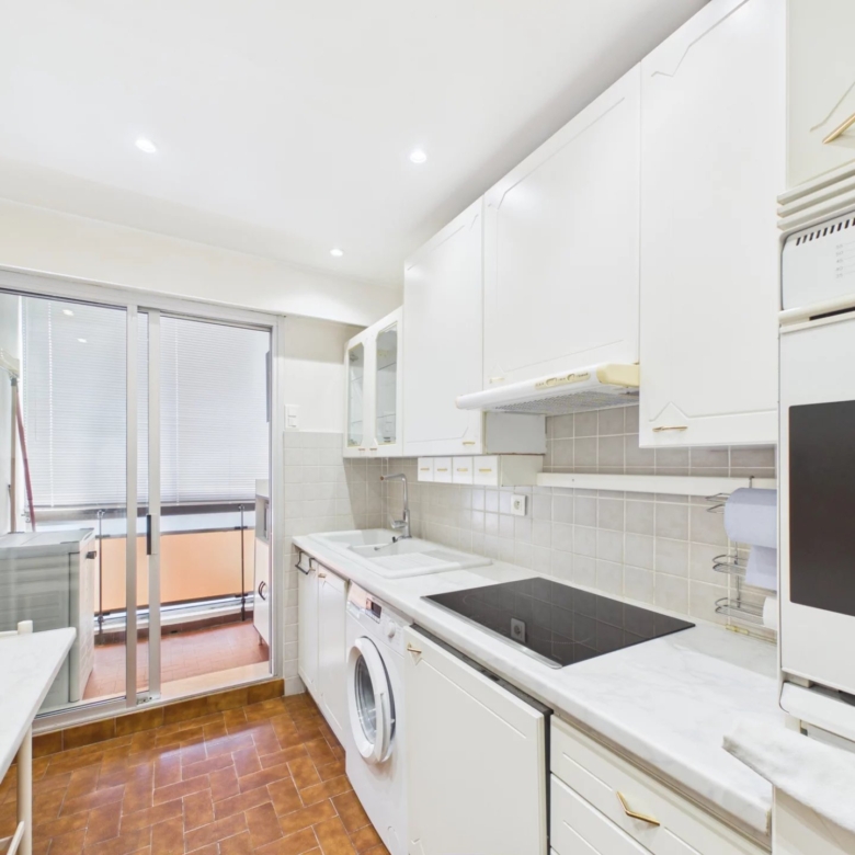 APPARTEMENT 52 M² TRAVERSANT AVEC BALCON ET LOGGIA – PROCHE PLAGES ET COMMODITÉS