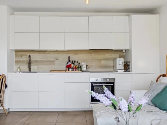 GOLFE-JUAN : Appartement moderne 3 pièces avec piscine et double garage